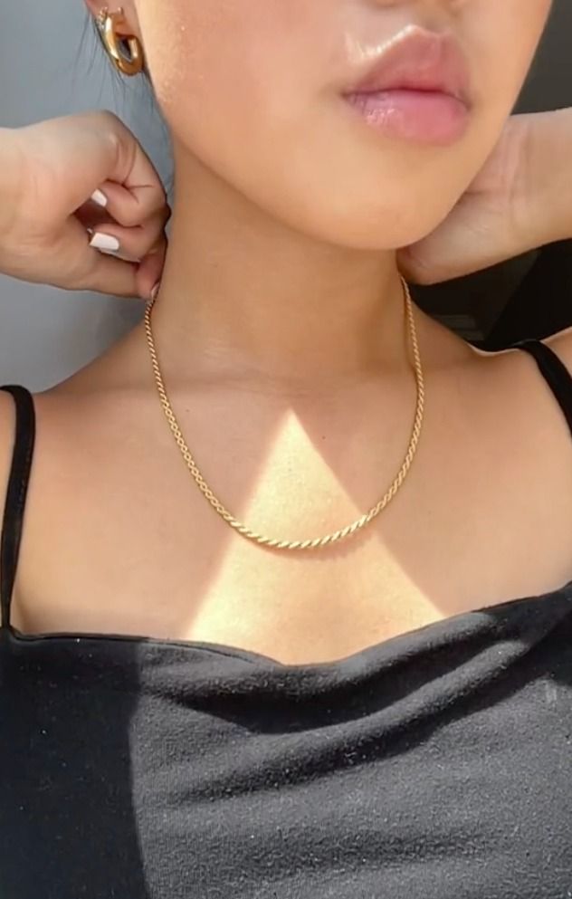 Pelanggan memamerkan cincin perhiasan berkualitas di tangan mereka