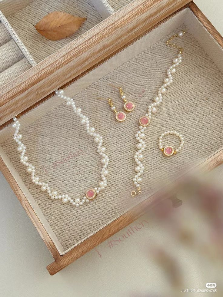 Halaman koleksi limited edition perhiasan dengan desain elegan dan visual premium