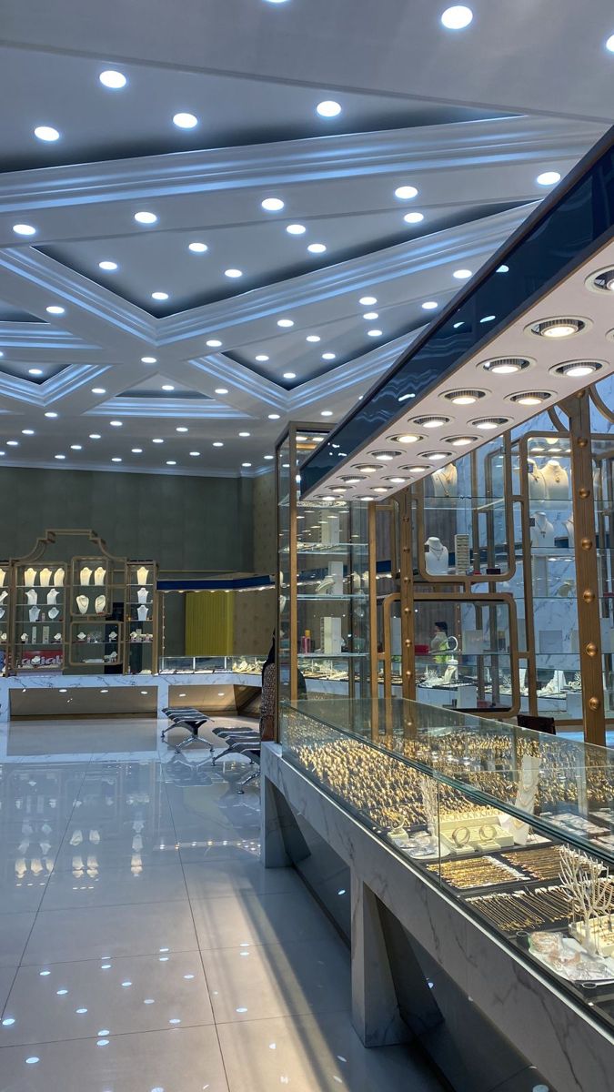 Toko perhiasan Indonesia dengan display perhiasan emas dan berlian